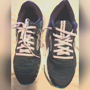 Brooks Glycerin running shoes size 8. Love these shoes so very comfy!!!!